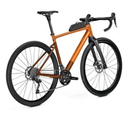 Bicicleta Gravel Focus Atlas 6.7: Aventura en Negro Naranja