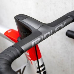 Compra Ridley Noah FAST: Velocidad y Estilo en Plata y Rojo